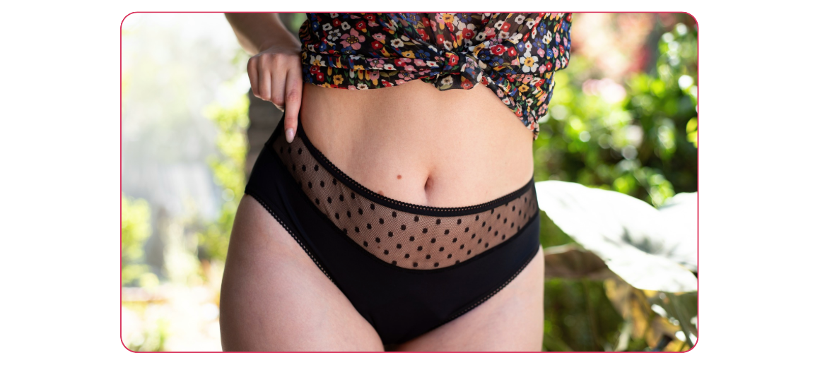 Culotte menstruelle Louloucup – modèle Fanny, mise en valeur de la taille haute et de la bande en tulle plumetis Culotte menstruelle modèle Fanny de Louloucup portée en extérieur, détail en tulle plumetis