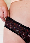 Détail du tissu motif léopard de la culotte menstruelle Léo flux abondant